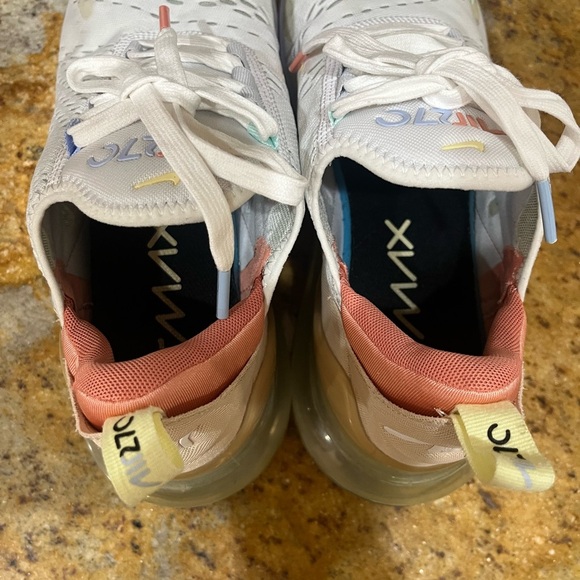 Nike Air Max 270 size 10.5 - Picture 5 of 9